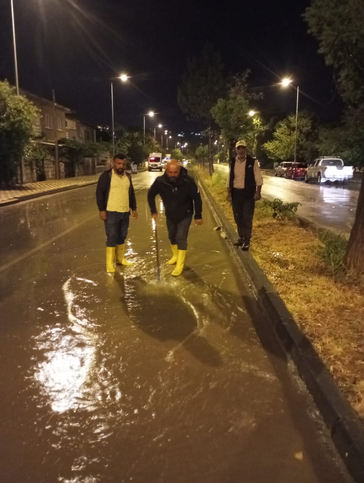 EKİPLERİMİZ İLÇEMİZ GENELİNDE SEL İLE MÜCADELE ÇALIŞMALARINI SÜRDÜRÜYOR