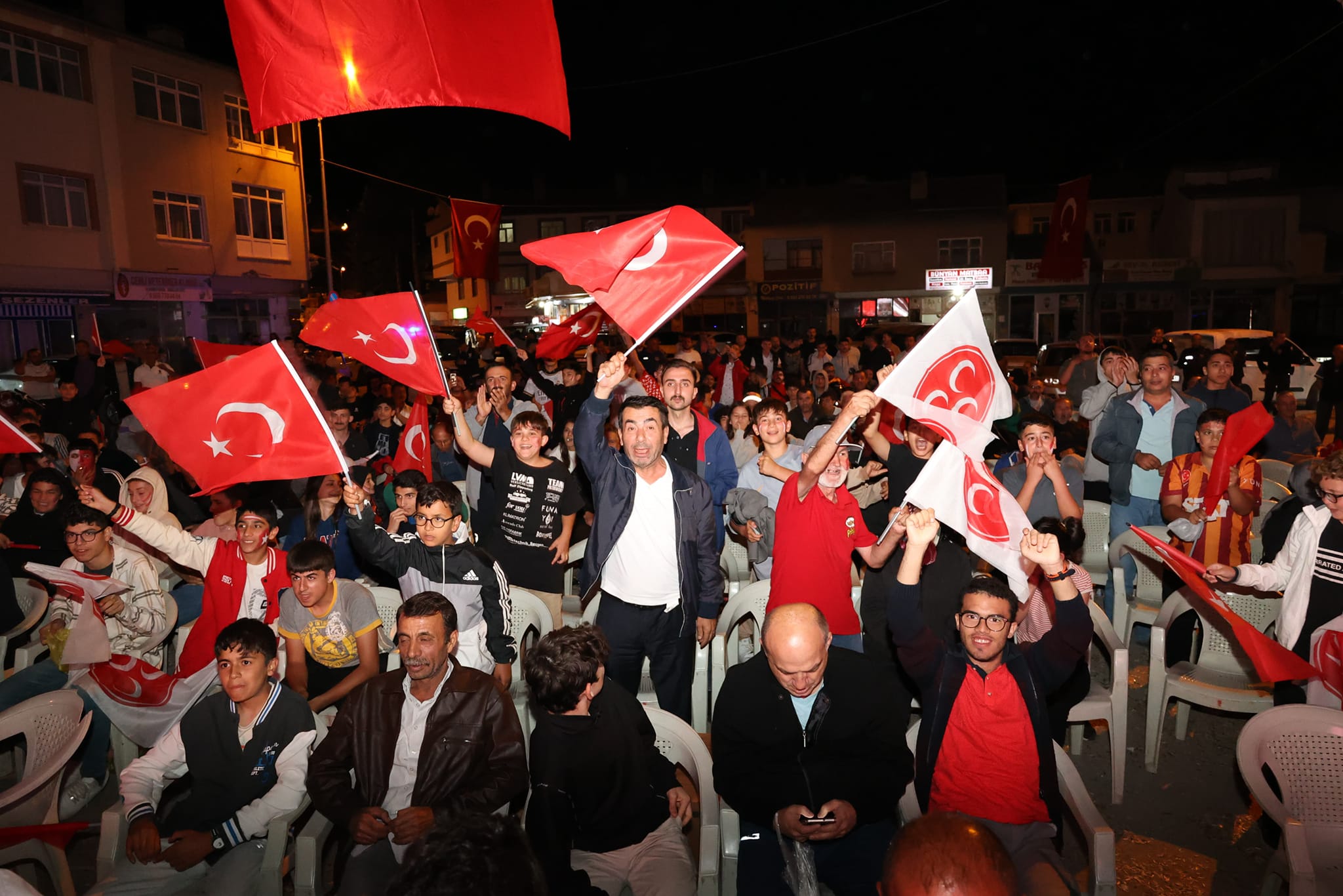 BÜNYAN'DA MİLLİ HEYECAN DEV EKRANDA YAŞANDI