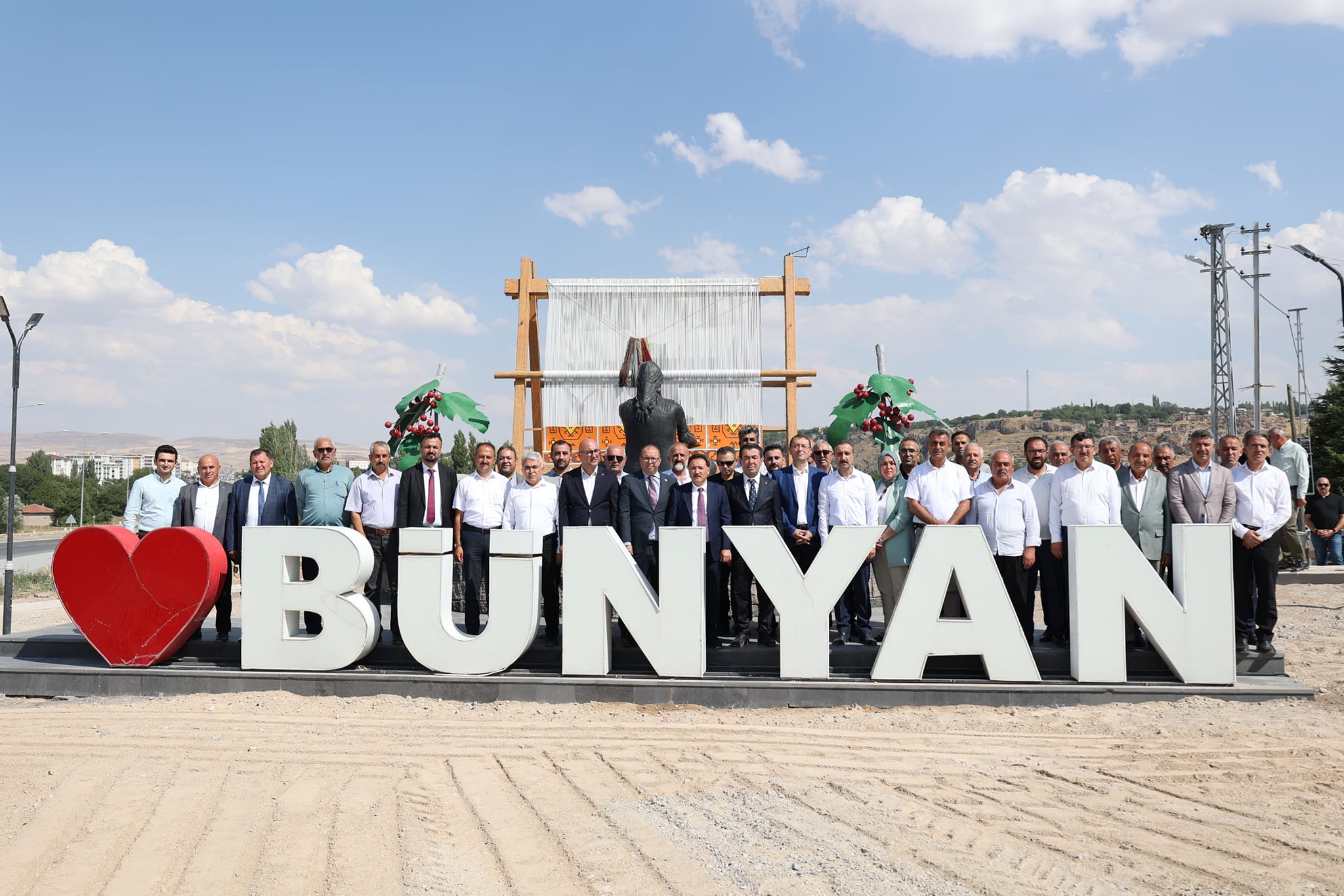 HALI DOKUYAN KADIN MOTİFİNDE İNCELEMELER YAPILDI