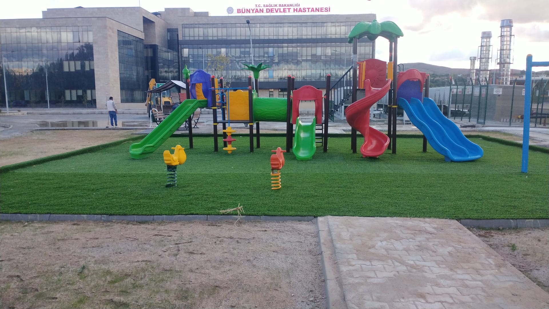 Bünyan Devlet Hastanesi çevresine yaptığı düzenlemelerde sona gelindi.