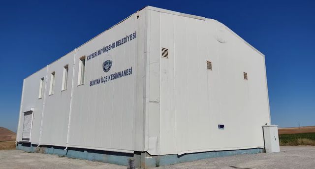 Bünyan Kesimhanesi'nde ilk profesyonel kesim denemesi sorunsuz şekilde gerçekleştirildi.