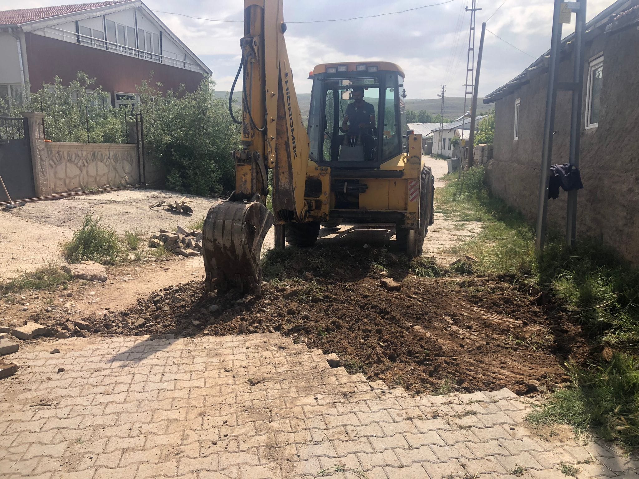 Ekiplerimiz bozulan yollarda bakım, onarım ve yenileme çalışmalarına devam ediyor