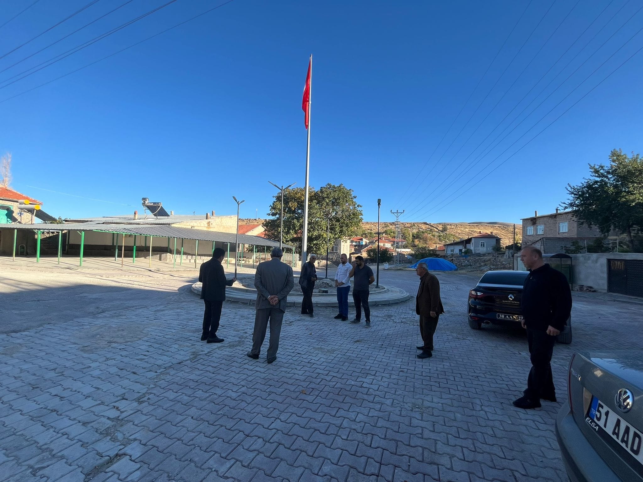 YENİSÜKSÜN MAHALLEMİZDE MEYDAN YENİLEME ÇALIŞMALARI DEVAM EDİYOR