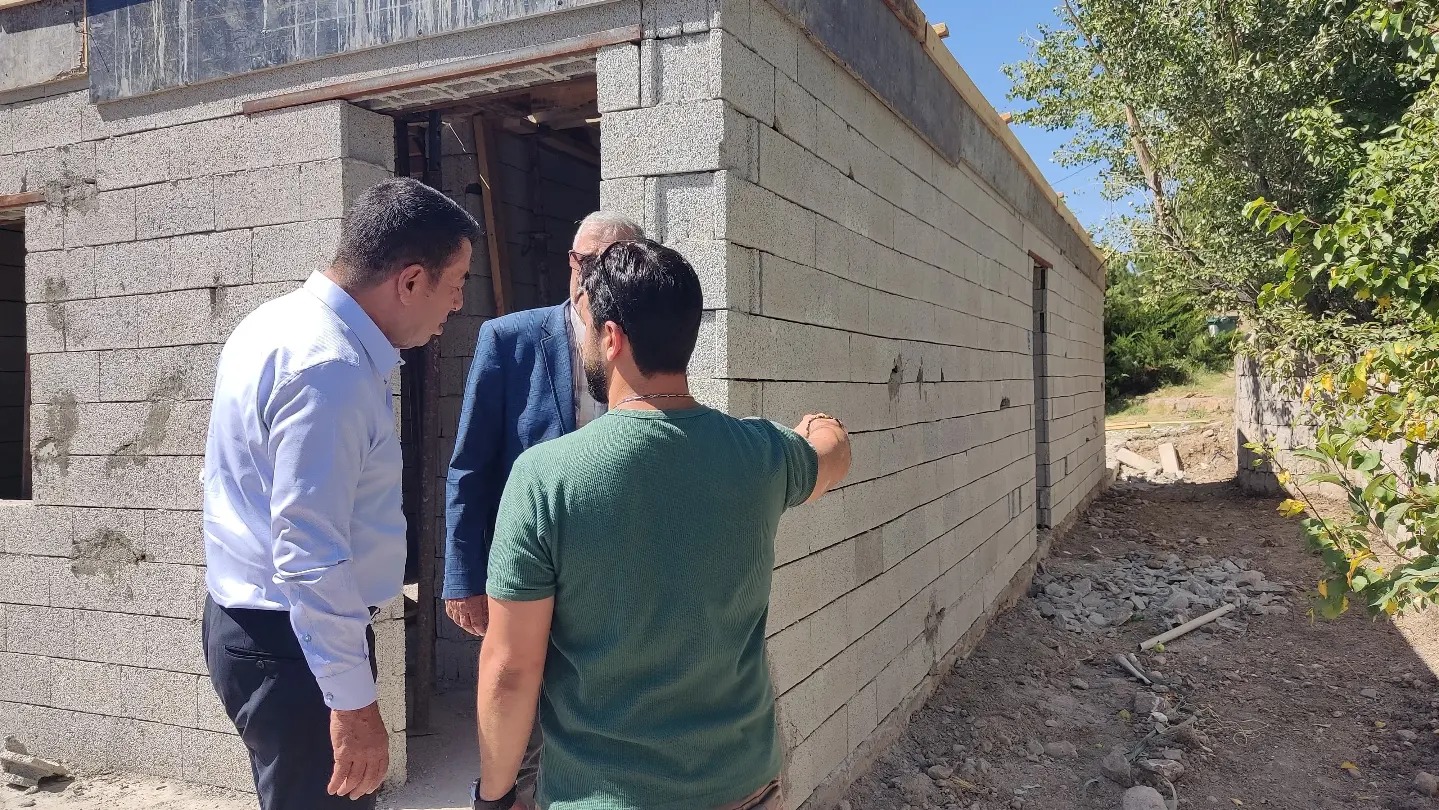 PINARBAŞI MESİRE ALANINDA YAPIMI DEVAM EDEN MESCİT VE TUVALET YENİLEME ÇALIŞMALARI İNCELENDİ