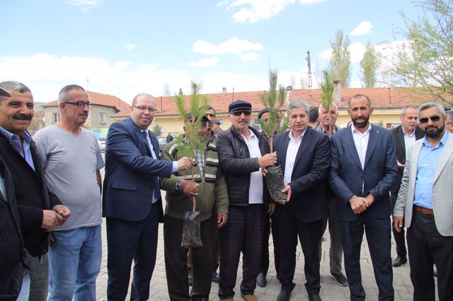 ​DAHA YEŞİL BİR BÜNYAN İÇİN GÜLLÜCE MAHALLESİ'NDE FİDAN DAĞITIMI GERÇEKLEŞTİRİLDİ