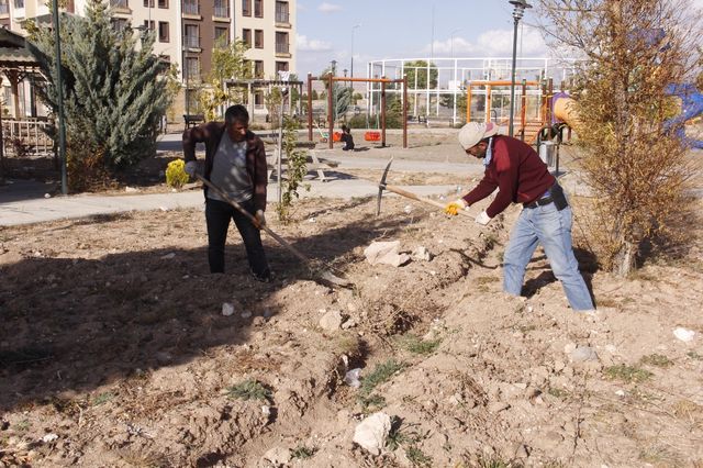 Yakutiye Mahallesinde TOKİ'den devralınan parkta sulama sistemi çalışmaları yapıldı.