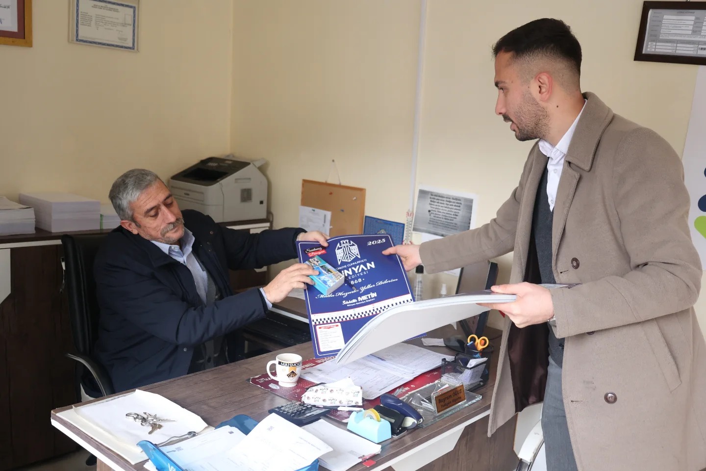 İLÇE ESNAFLARIMIZA TAKVİM DAĞITIMI