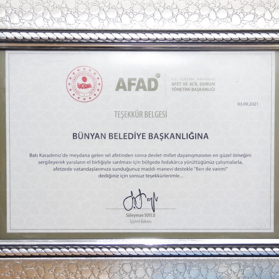 Sel afetinde yaptığı yardımlar nedeniyle AFAD'dan Belediyemize plaket verildi.