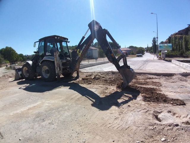Çeşitli nedenlerle bozulan yollarda asfalt yama, bakım, onarım ve yenileme çalışmaları devam ediyor.