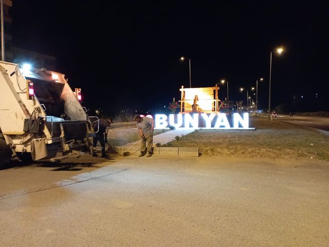 ​Bünyan'da Bayram hazırlıkları Arefe Gecesi geç saatlere kadar devam ediyor.