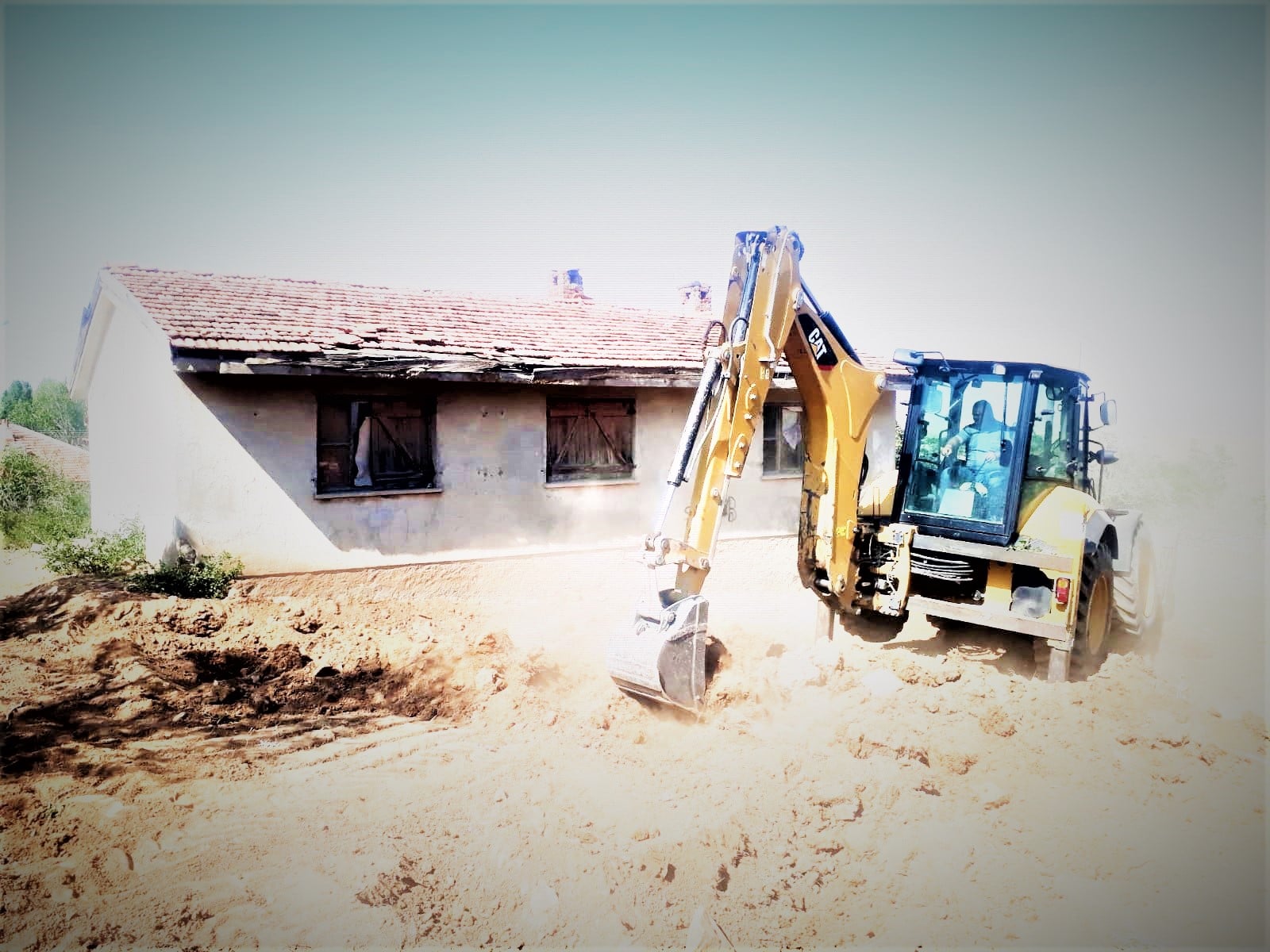 Kösehacılı Mahallemizdeki eski okulumuzu, taziye evi yapmak için çalışmalarımız başladı.