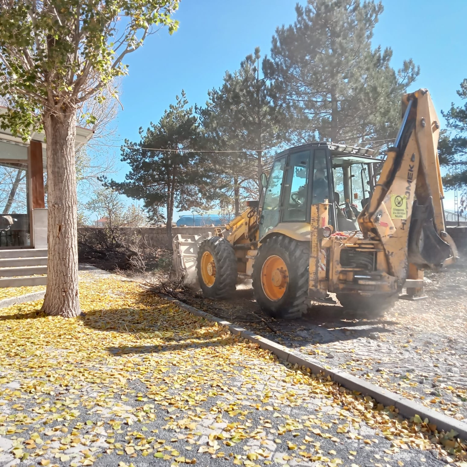 ​AKÇATI MAHALLEMİZE YAPILAN TAZİYE  ÇEVRE DÜZENLEME ÇALIŞMALARI SÜRÜYOR