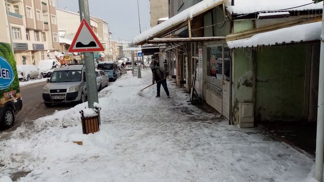 İlçemiz genelinde yaya yolları ve toplu kullanım alanlarında kar küreme çalışmaları yapılıyor