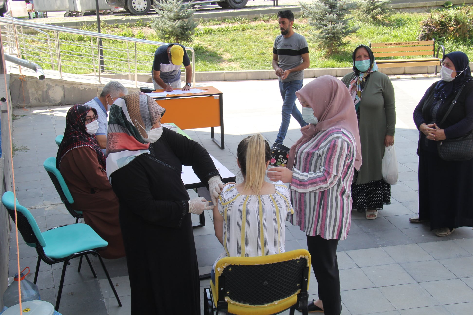 Çarşı Meydanına aşı stant'ı kurularak korona virüse karşı aşı yapıldı.