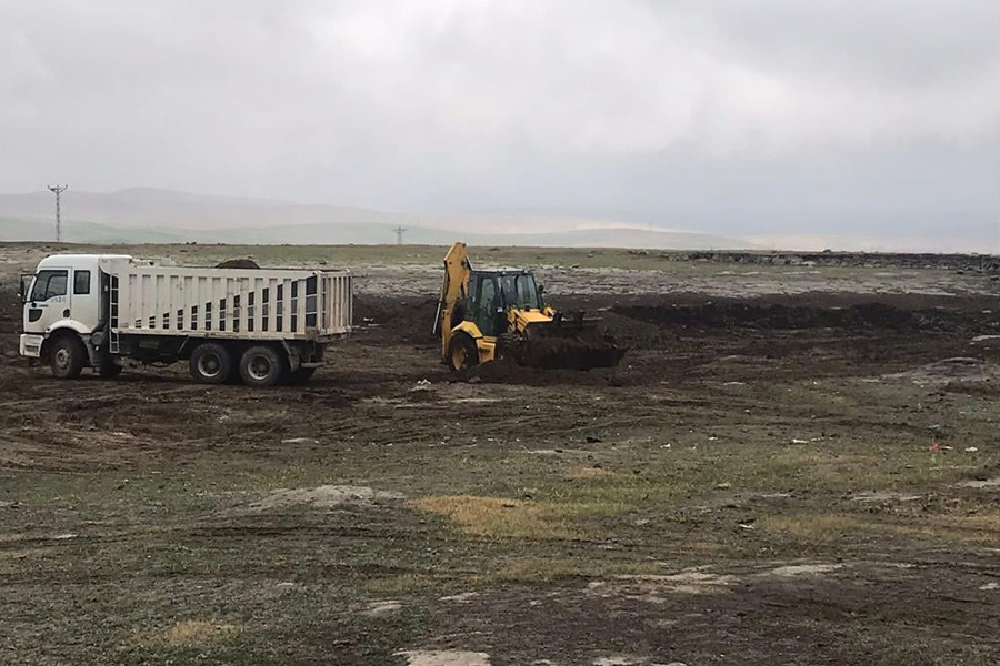 Fen İşleri Müdürlüğü Gölette Temizlik Çalışmalarına Devam Ediyor