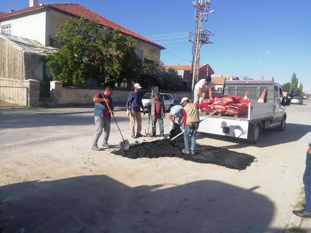 Çeşitli nedenlerle bozulan bölgelerde asfalt yama çalışmalarını sürdürüyor.
