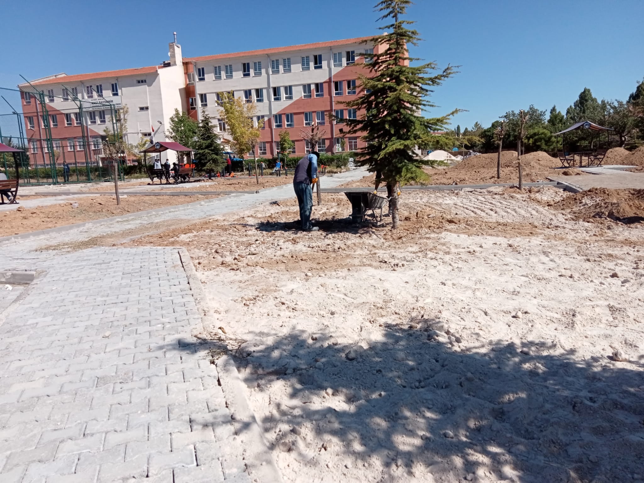 NACİ BAYDEMİR ANADOLU İMAMHATİP LİSESİ'NDE ÇEVRE DÜZENLEME ÇALIŞMALARI SÜRÜYOR