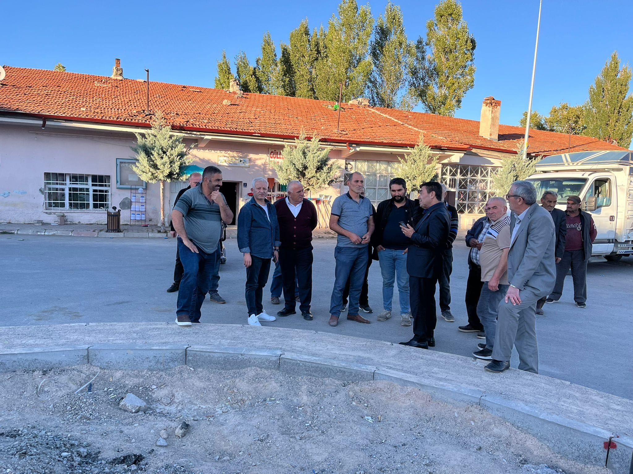 GÜLLÜCE MAHALLEMİZDE MEYDAN YENİLEME ÇALIŞMALARI DEVAM EDİYOR