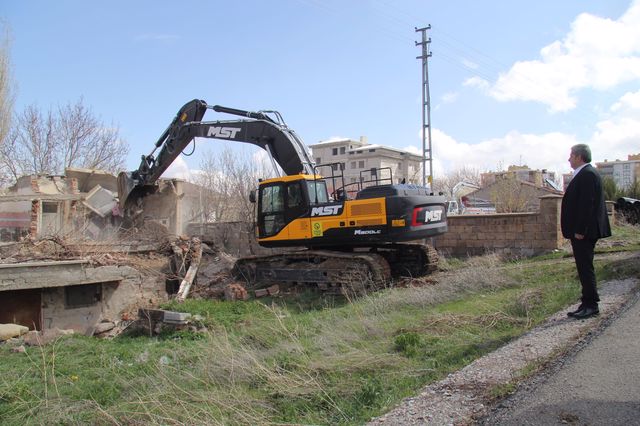 BÜNYAN'DA TEHLİKE ARZ EDEN METRUK YAPILAR YIKILIYOR