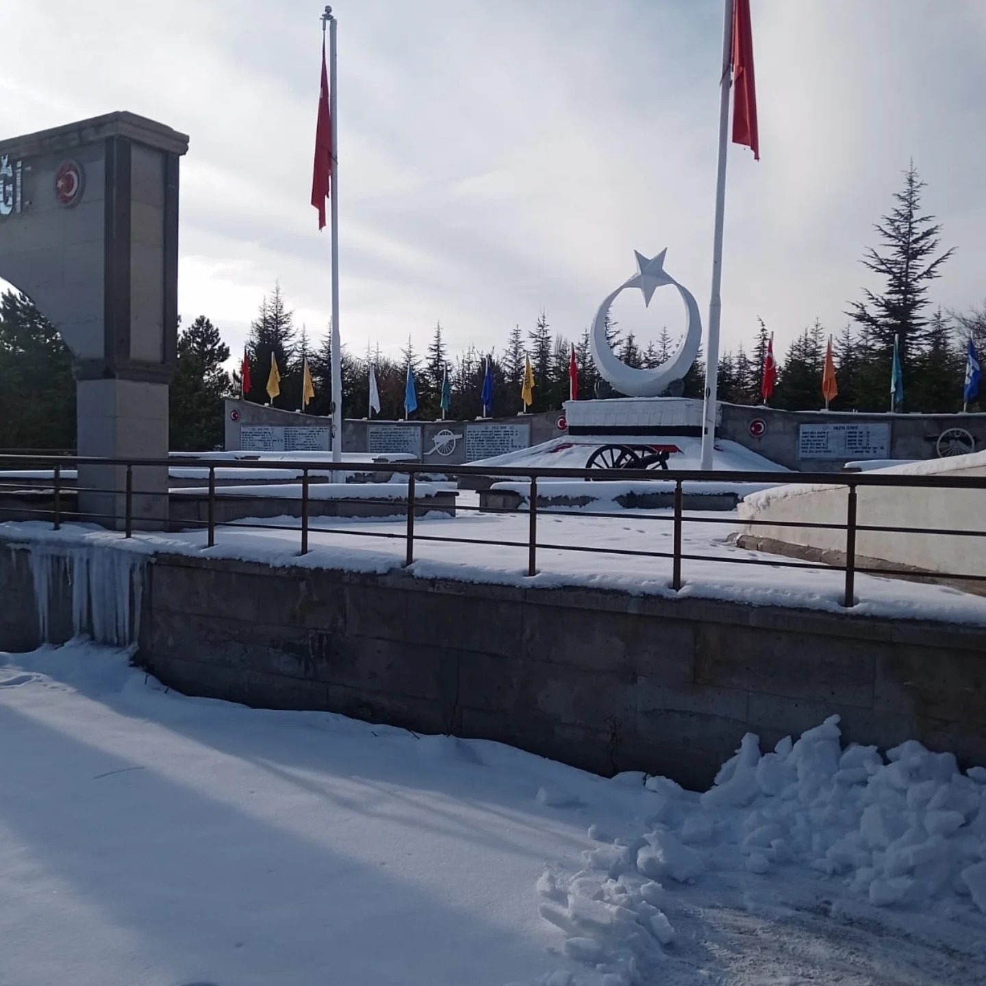 BÜNYAN ŞEHİTLİĞİ'NDE KAR TEMİZLİĞİ