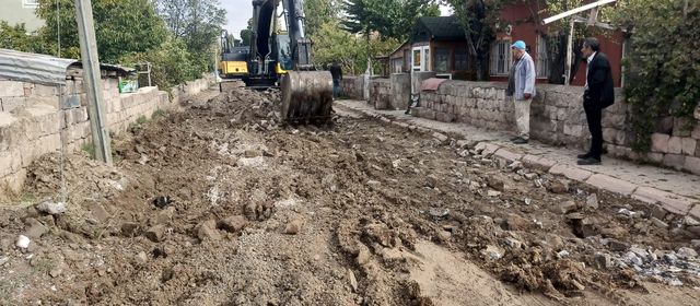 Sağlık Mahallesinde asfalt öncesi yol söküm, reglaj ve sıkıştırma çalışmaları başladı.