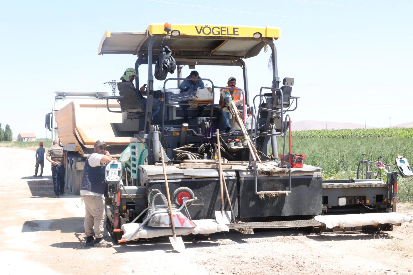 AKMESCİT MAHALLESİNDE DEVAM EDEN ASFALT ÇALIŞMALARI