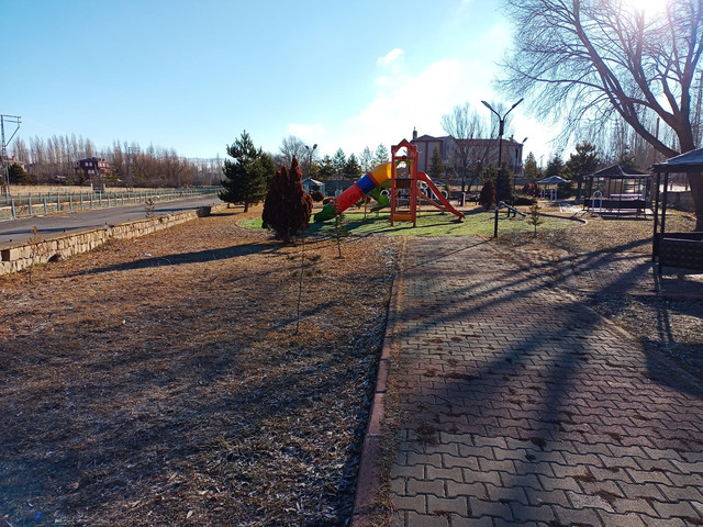 PARK, BAHÇE VE YEŞİL ALANLARDA TEMİZLİK, BAKIM, ONARIM VE YENİLEME ÇALIŞMALARI ARALIKSIZ SÜRÜYOR