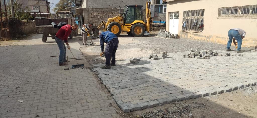 ​AKMESCİT MAHALLESİNDE YOL BAKIM, ONARIM VE YENİLEME ÇALIŞMALARI SÜRÜYOR