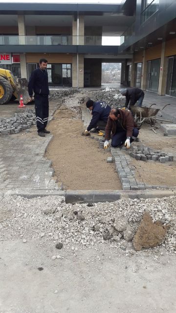 Üniversite ve Ticaret Merkezi çevresinde üstyapı parke çalışmaları yapıldı.
