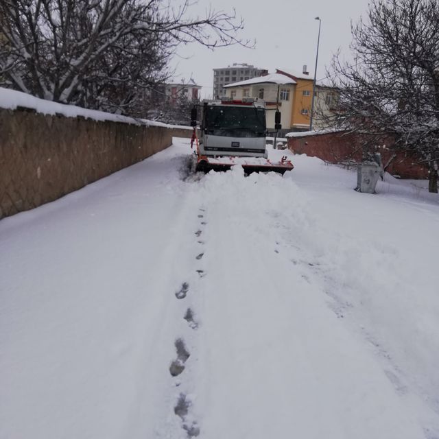 Karla mücadele çalışmalarımız devam ediyor.