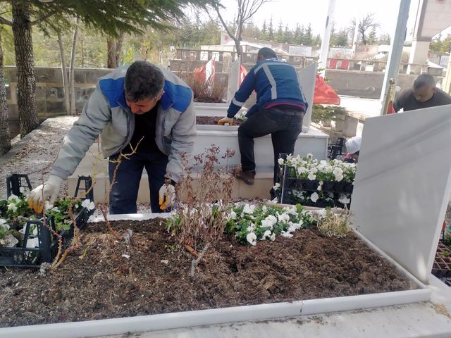 ​Bünyan Belediyesi Park ve Bahçeler Müdürlüğü ekiplerimiz Şehitliğimizi çiçeklerle donattı.