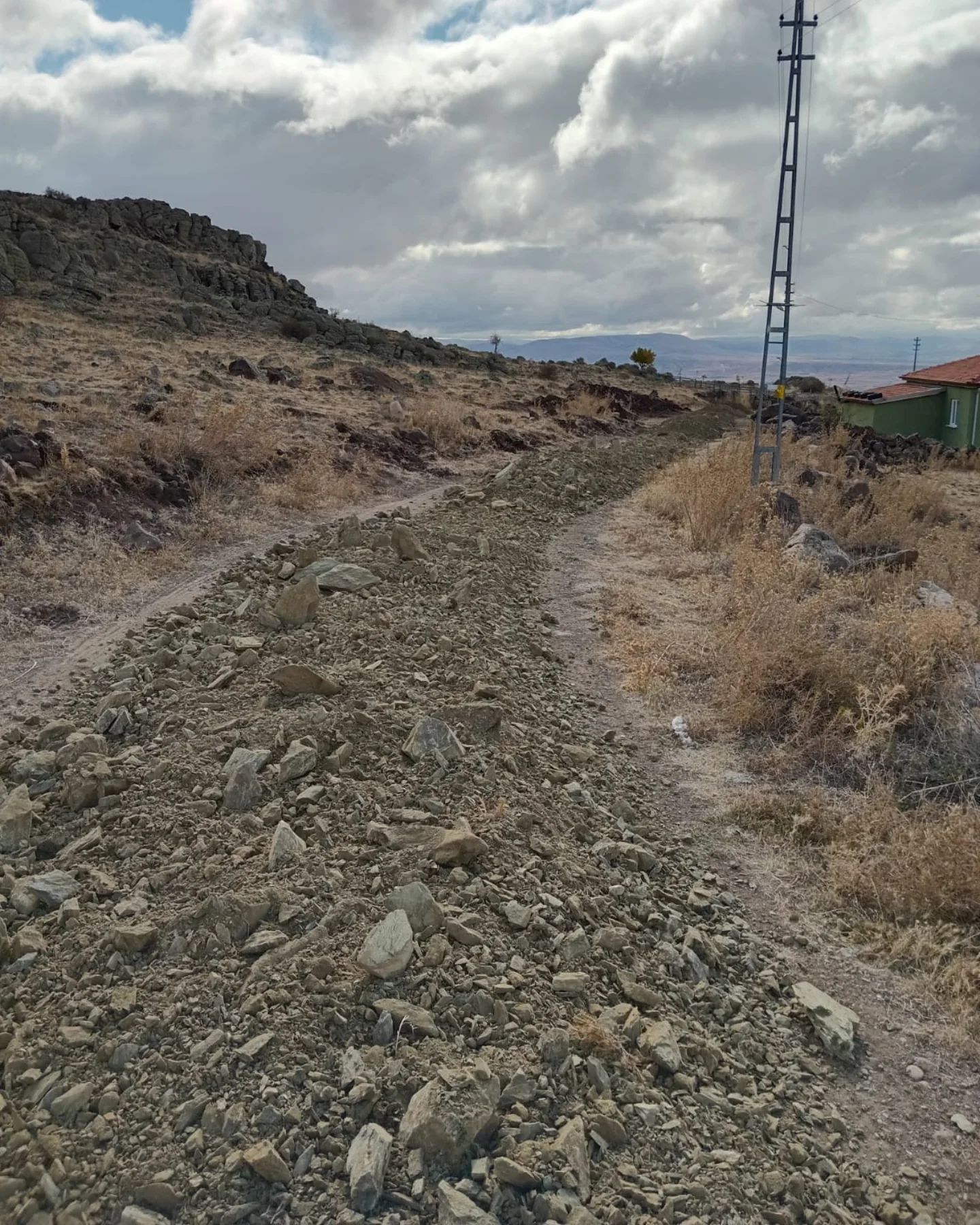 KARAKAYA MAHALLE'SİNDE YOL GENİŞLETME ÇALIŞMALARI