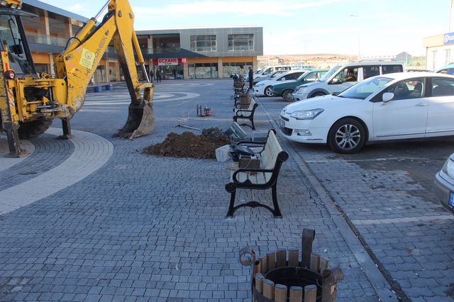 Ticaret Merkezimize banklar ve çöp kutuları kurularak ağaçlandırma çalışması yapılıyor