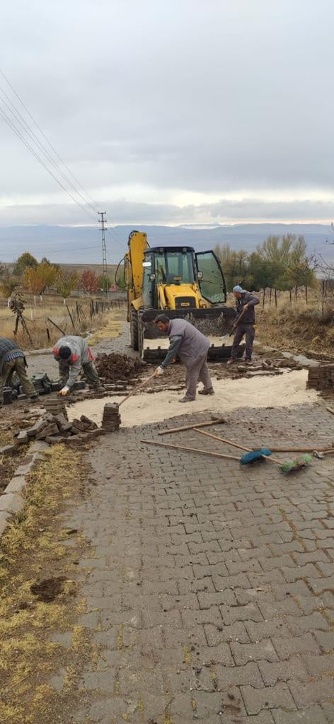 Yağmurbeyli Mahallemizde yollarda onarım ve yenileme çalışmaları sürüyor.