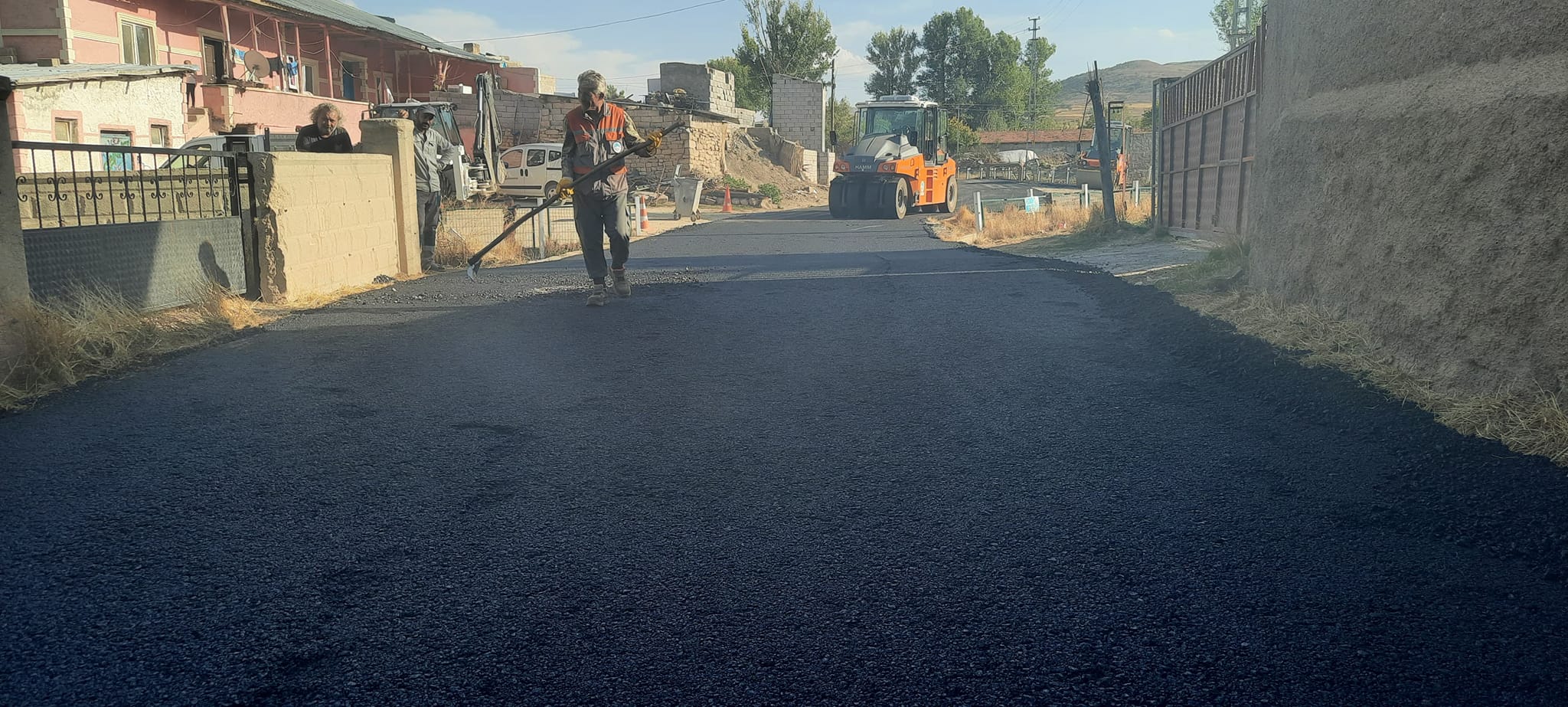 SICAK ASFALT ÇALIŞMALARI HIZ KESMEDEN DEVAM EDİYOR