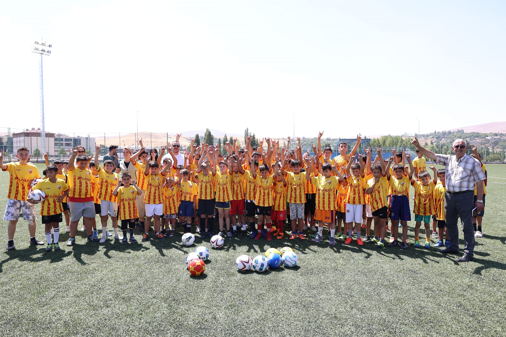 ​BAŞKAN METİN SÖZÜNÜ TUTTU: ÇOCUKLAR ANTRENMAN MALZEMELERİNE VE FORMALARINA KAVUŞTU