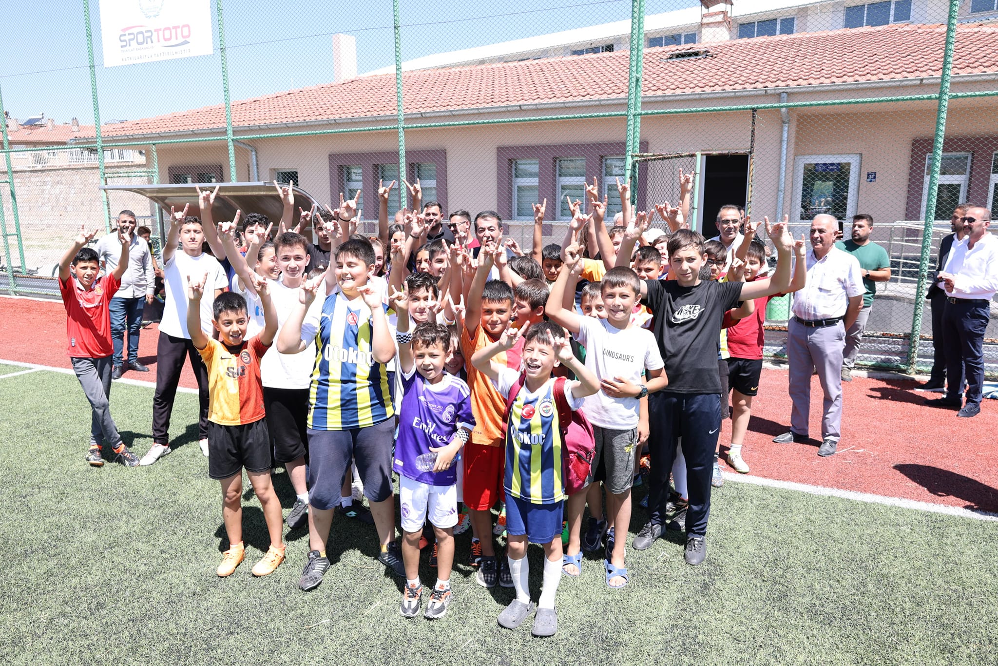 BAŞKAN METİN'DEN ÇOCUKLARA SÜRPRİZ ZİYARET