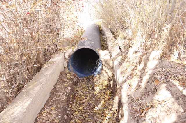 Karaören mevkiinde kanal çalışmaları devam ediyor.