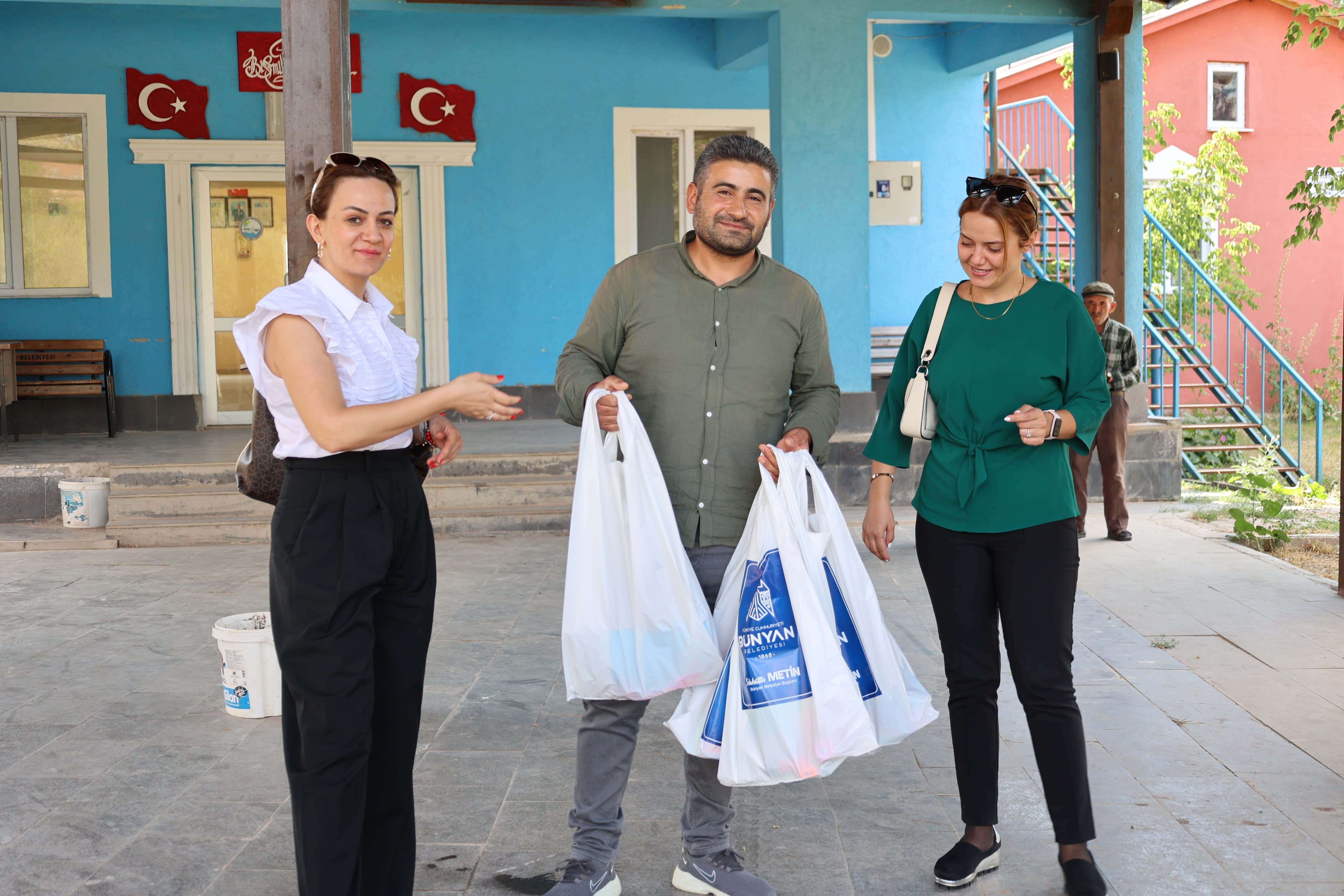 KIRTASİYE YARDIMI HIZ KESMEDEN DEVAM EDİYOR