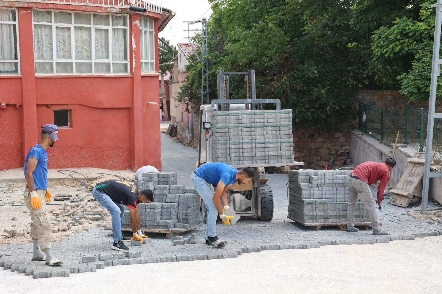 İLÇE GENELİ PARKE DÖŞEME VE YENİLEME ÇAIŞMALARI