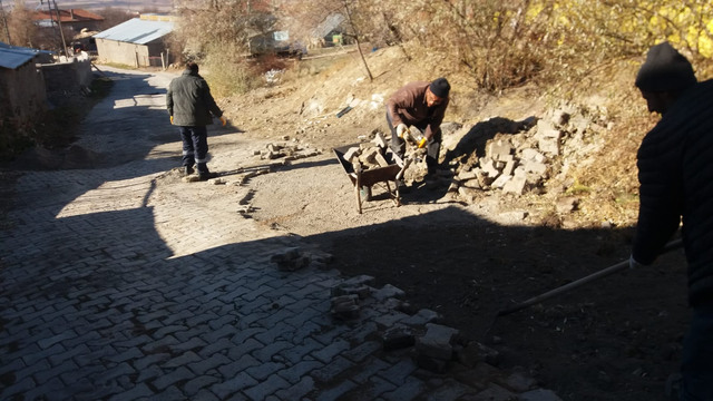 Pirahmet mahallesinde yol bakım, onarım ve yenileme çalışması yapıldı.