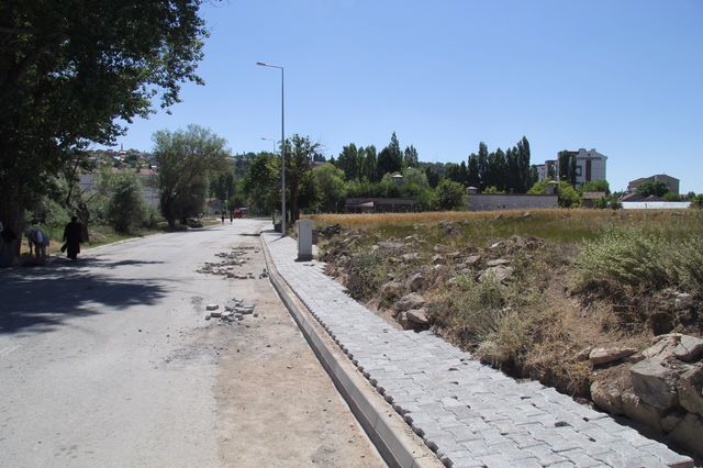 Nurettin Baydemir Caddesinde Kaldırım Yapım Çalışmaları Sürüyor