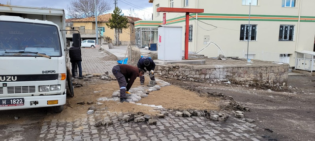 İlçe genelinde çeşitli nedenlerle hasar gören yaya yollarında bakım, onarım ve yenileme çalışmaları