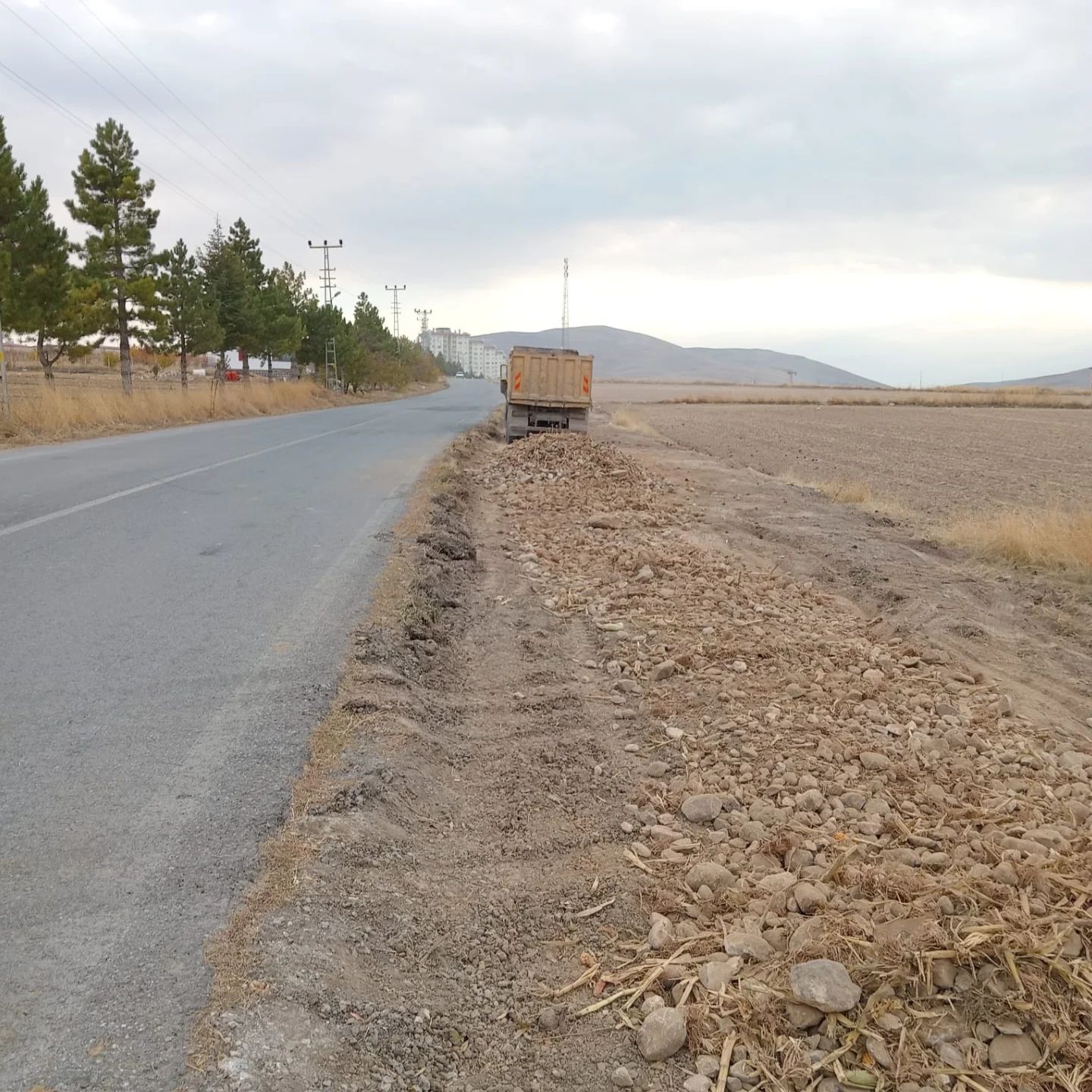 PINARBAŞI YOLUNDA YOL GENİŞLETME ÇALIŞMALARI DEVAM EDİYOR