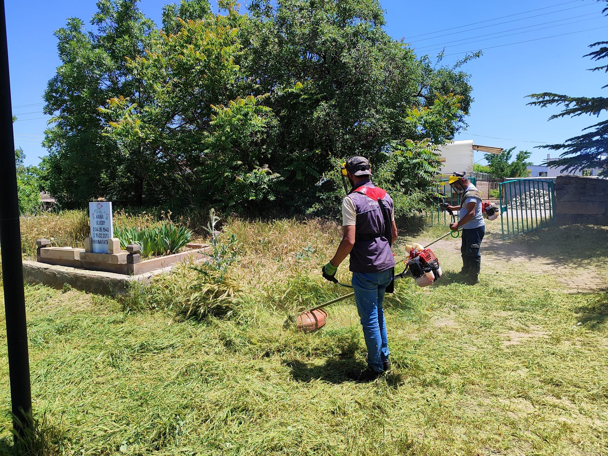 ​İlçemiz genelinde bulunan mezarlıklarda bayram hazırlıkları başladı