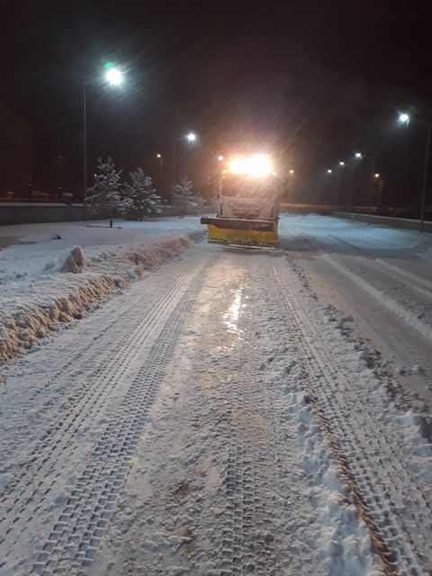 Ekiplerimiz ana arterlerde kar küreme ve yol tuzlama çalışmalarına devam ediyor