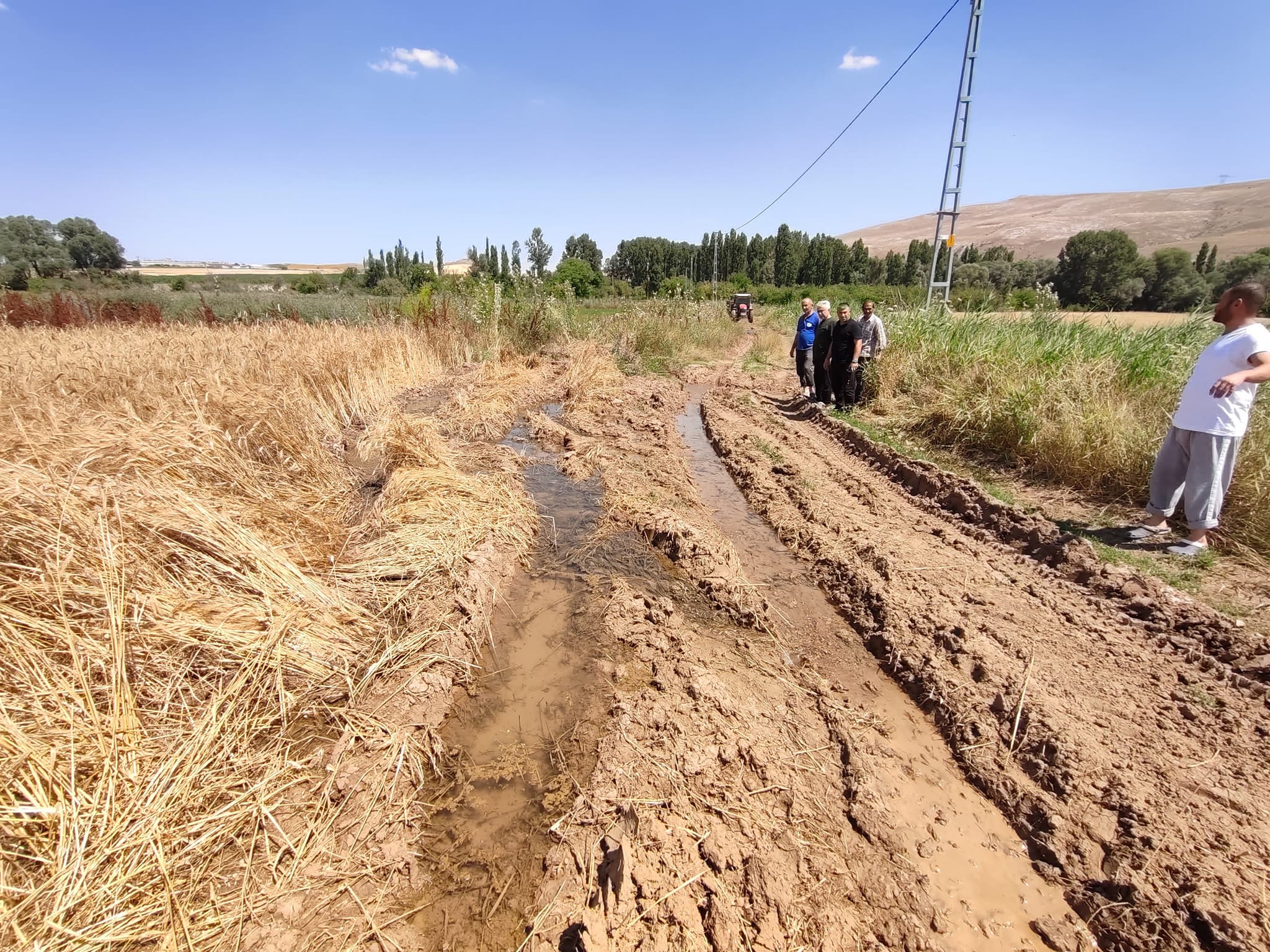 ARAZİ YOLLARINDA YAŞANAN SORUN İNCELENDİ