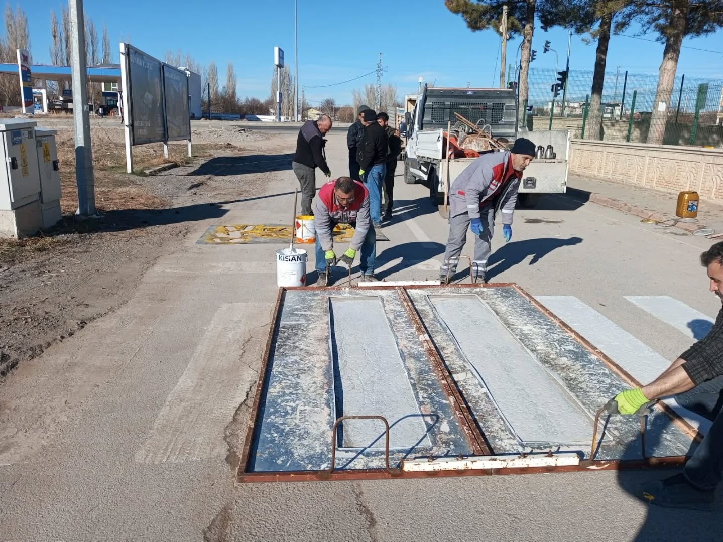 İLÇEMİZDE YAYA GEÇİTLERİ YENİLENDİ