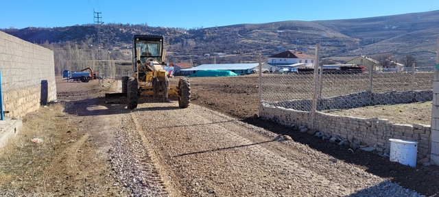 Gergeme Mahallesi Kösüre ve Yuvadere mevkiinde  yol çalışmaları yapıldı.