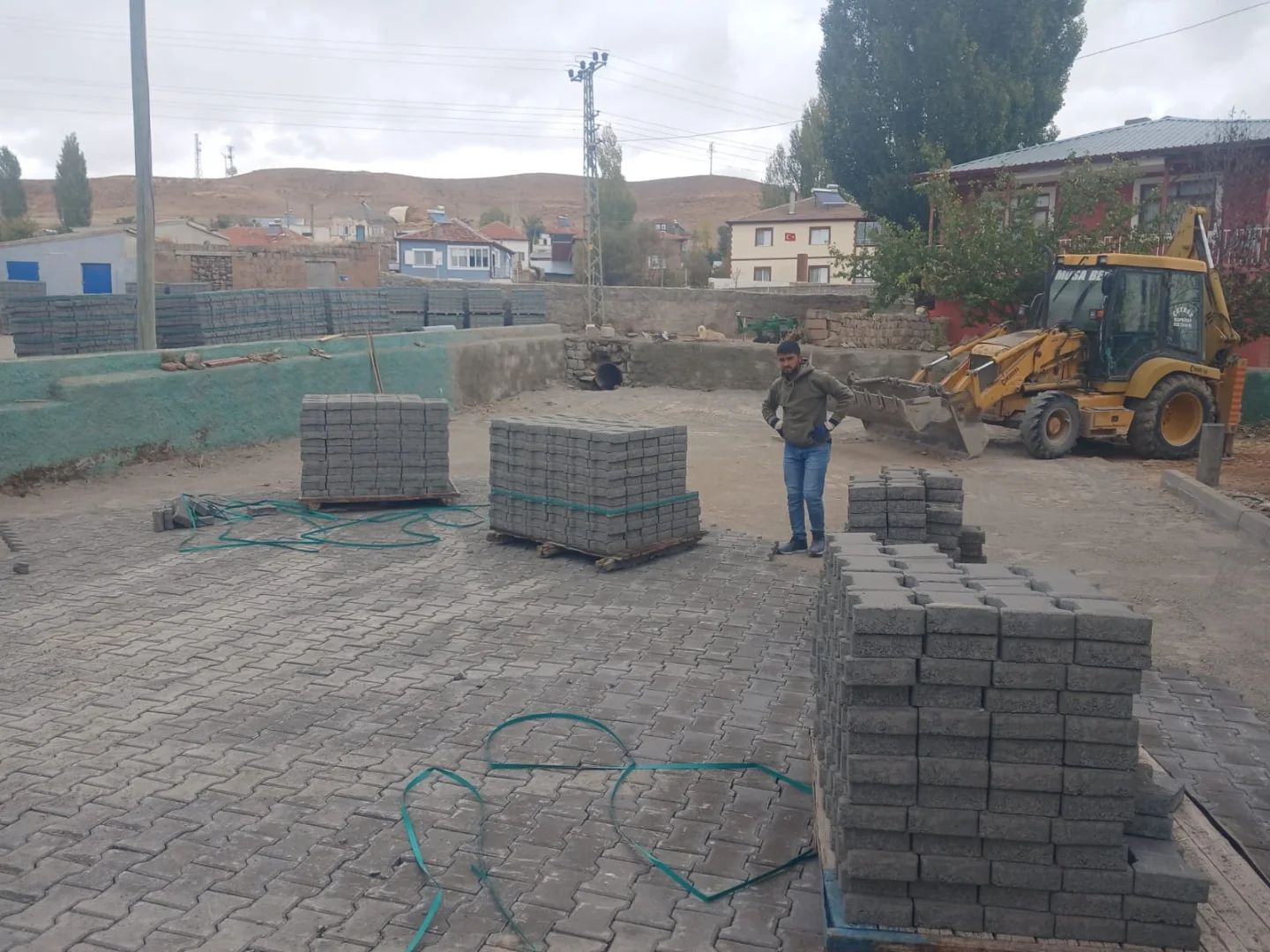 PARKE VE ONARIM ÇALIŞMALARIMIZ DEVAM EDİYOR